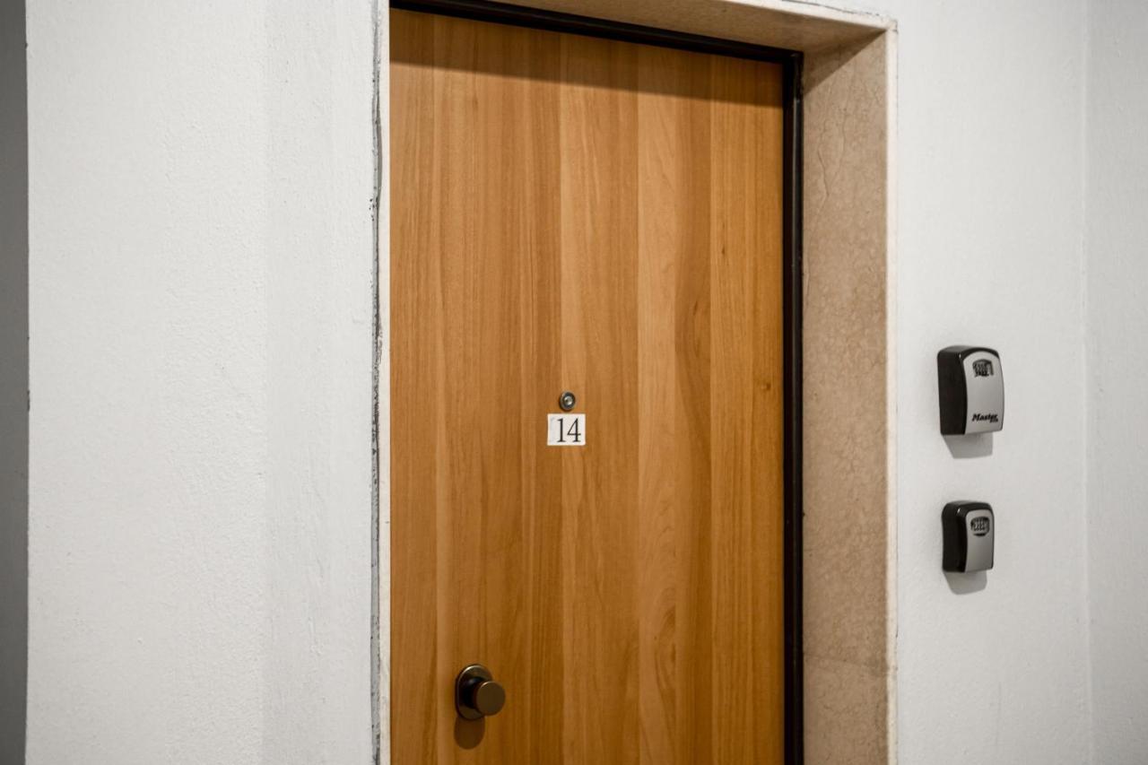 City Center Two Private Bedrooms Near Scanderbeg Square On Shared Apartment Тирана Екстер'єр фото