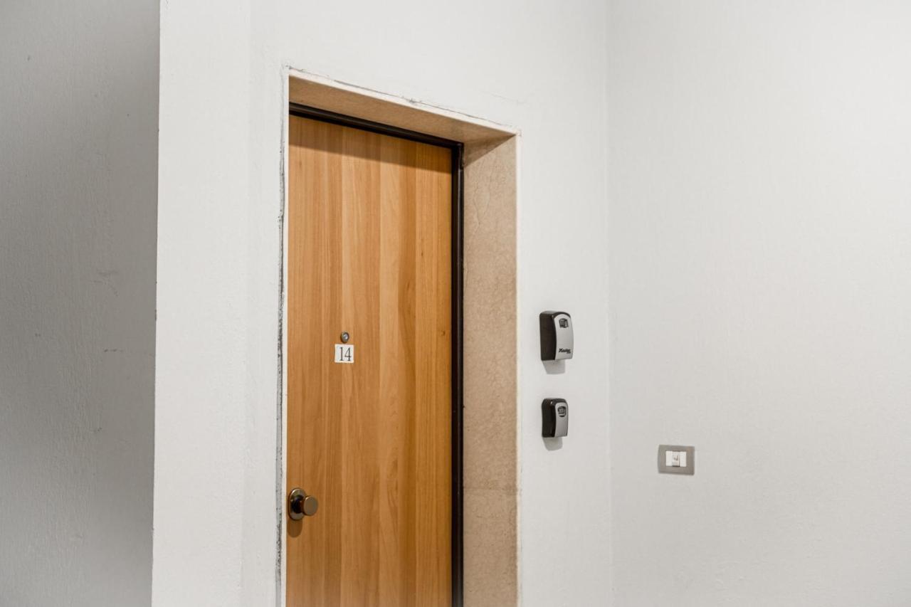 City Center Two Private Bedrooms Near Scanderbeg Square On Shared Apartment Тирана Екстер'єр фото